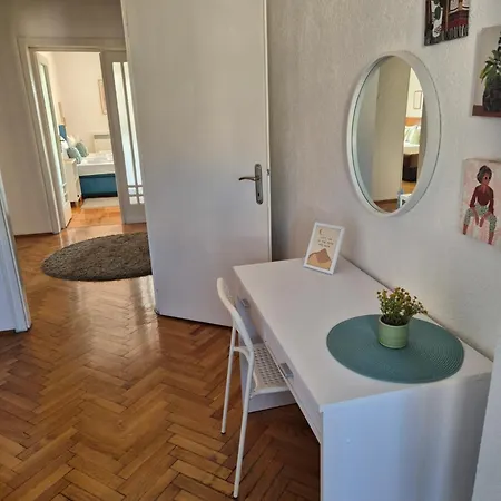 Apartment Sweet House Parlament